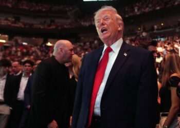 Trump, il nuovo piano: “Blocco subito lo Stretto di Hormuz”. Negoziati o attacco? I messaggi all’Iran