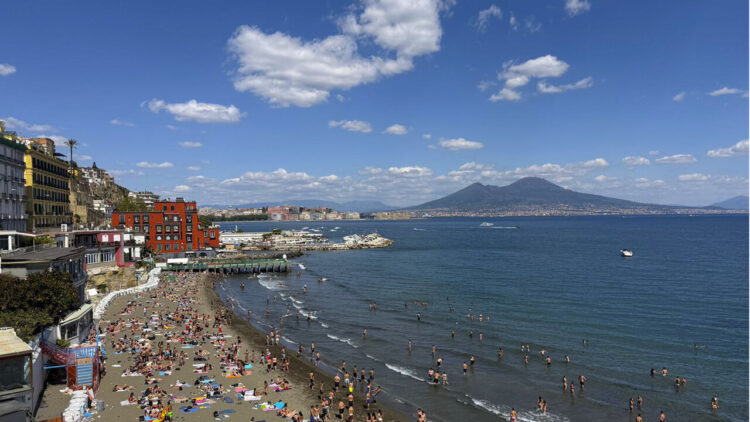 Vacanze sempre più costose, gli italiani cambiano abitudini e spesa