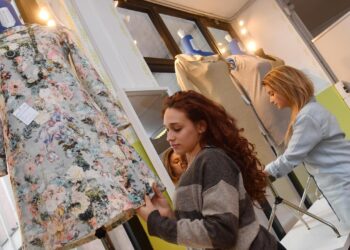 Moda, vietato distruggere i capi d’abbigliamento invenduti
