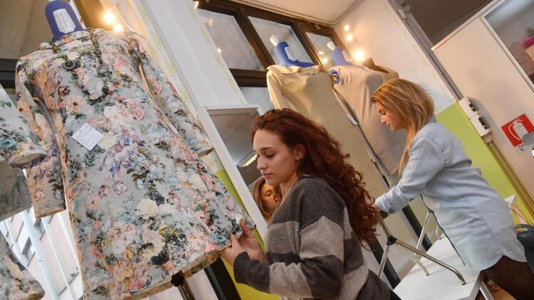 Moda, vietato distruggere i capi d’abbigliamento invenduti
