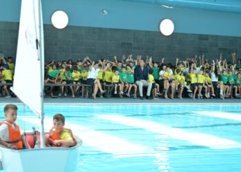 Il vento dell’America’s Cup soffia su Caivano e accende i sogni dei più piccoli. La piscina del Centro Sportivo “Pino Daniele” trasformata simbolicamente in un campo di regata per oltre 350 bambini
