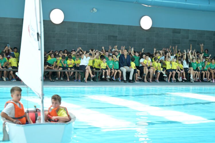 Il vento dell’America’s Cup soffia su Caivano e accende i sogni dei più piccoli. La piscina del Centro Sportivo “Pino Daniele” trasformata simbolicamente in un campo di regata per oltre 350 bambini