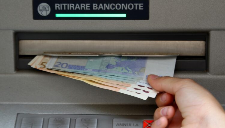 Soldi sul conto corrente, gli italiani ne tengono meno di quanto si pensi: agli ultimi posti in Europa