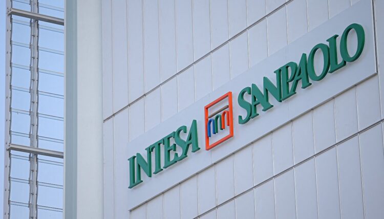 Conti Intesa Sanpaolo, utile a 5,6 miliardi nel semestre e obiettivo 2026 oltre i 10 miliardi