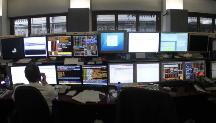 Lo spread tra Btp e Bund cala a 81 punti dopo i picchi, rendimenti a 3,95%: domani iniziano le aste dei titoli di Stato
