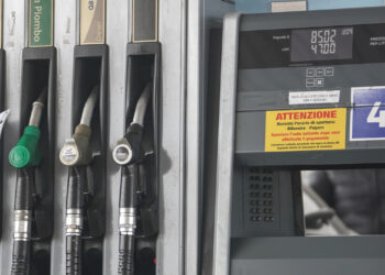 Caro-carburanti, il gasolio sfiora 2,7 euro al litro