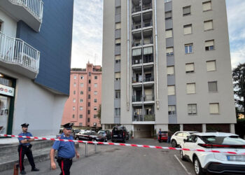 Uomo trovato morto nel Milanese, la casa era chiusa dall’esterno