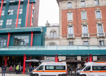Scende dall’auto dopo un incidente e viene travolto da un’altra vettura