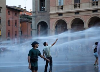 La piazza si infiamma a Bologna, scontri tra manifestanti e agenti