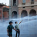 La piazza si infiamma a Bologna, scontri tra manifestanti e agenti