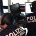 Donna di 35 anni trovata morta in casa a Como, indaga la polizia