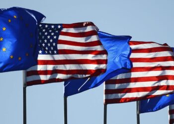 Trump impone nuovi dazi tra il 10 e 12,5 per cento a oltre 60 paesi