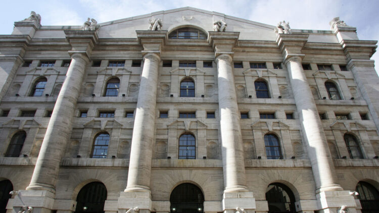 Borsa: Milano sulla parità con le banche deboli, recupera Stellantis (+4%)