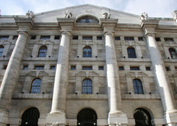 Borsa: Milano pesante con le banche, bene Stm e Stellantis