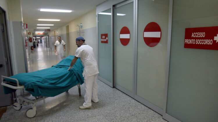 Più dipendenti nella sanità pubblica, sono 727mila ma ancora troppo anziani
