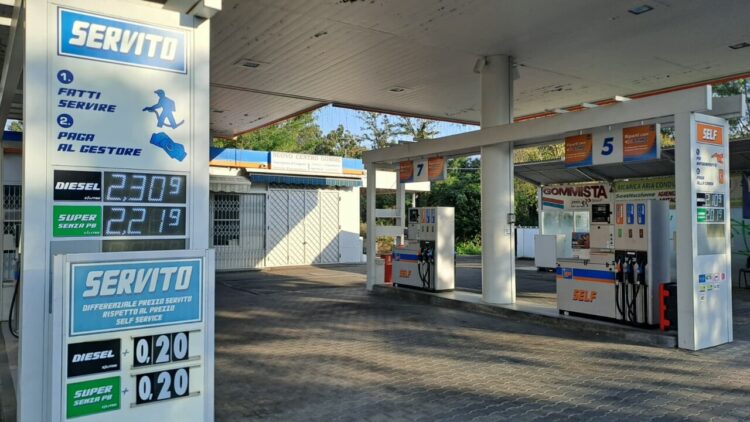 Sei paesi Ue chiedono tassa su extraprofitti compagnie petrolifere, anche l’Italia