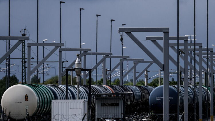 Il petrolio cede il 4% con l’annuncio di Trump sulla ripresa dei negoziati con l’Iran