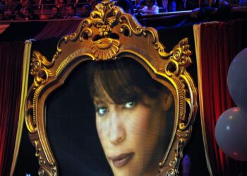 Mattel rende omaggio a Whitney Houston dedicandole una Barbie in abito viola