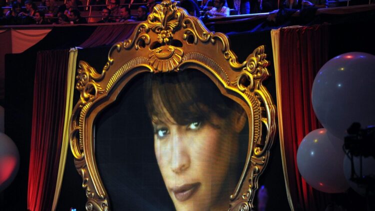 Mattel rende omaggio a Whitney Houston dedicandole una Barbie in abito viola