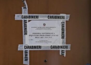 Donna trovata morta in casa a Parma con numerose coltellate