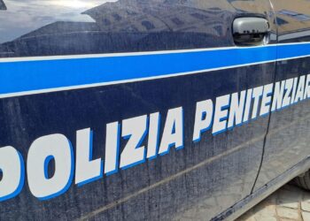 Rivolta in carcere a Siracusa, agenti si lanciano dal tetto per sfuggire alle pietre