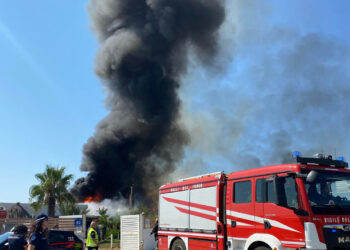 Incendio nel Bresciano, fiamme nei capannoni delle barche di lusso