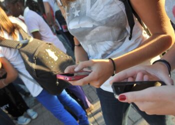 La Corte Costituzionale francese boccia il divieto dei social agli under 15