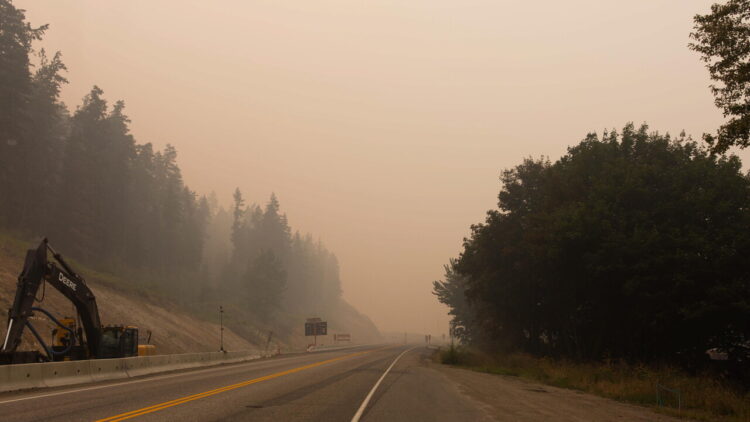 La British Columbia dichiara lo stato d’emergenza per i roghi, 20.000 evacuati