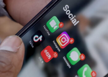 Minori e social, in Italia norme ferme in Parlamento