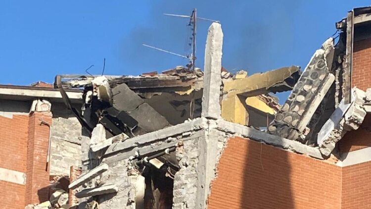 La violenta esplosione in una palazzina a Cassino, morto uno dei feriti