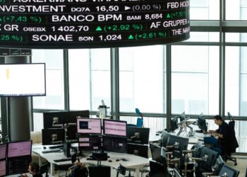 Lo spread risale a 83 punti base, rendimenti decennali al 4,05%: come investire
