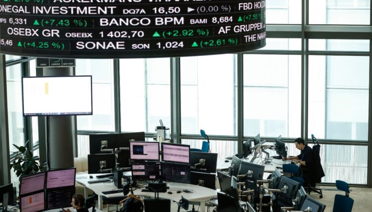 Lo spread risale a 83 punti base, rendimenti decennali al 4,05%: come investire