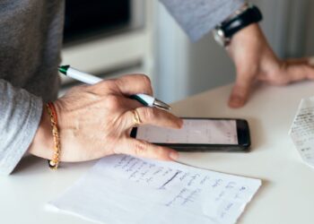 Casa, bollette e carburanti: dove vanno a finire i soldi degli italiani? La classifica dei costi fissi