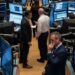 Spread stabile a 81 punti base, ma i rendimenti dei Btp scendono: conviene comprare ora?