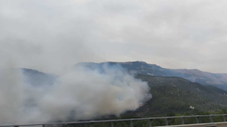 Caldo e vento a 100 km/h, riprende l’incendio sul Monte Morrone