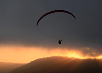 Perde il controllo, cade e muore con il parapendio, l’incidente in Alto Adige
