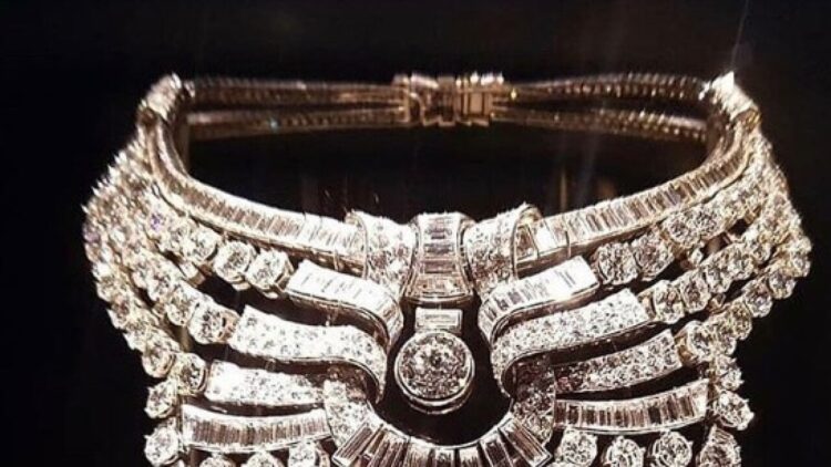 Rubato il collier della regina Nazli. L’ultimo colpo nell’estate nera dei furti d’arte