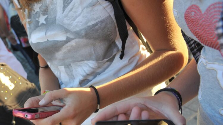 L’uso dei social in adolescenza potrebbe incidere sui voti a scuola