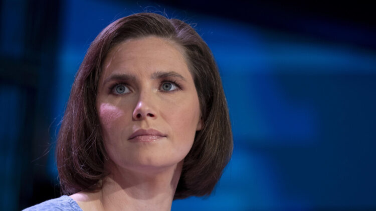Amanda Knox in scena con un ‘monologo comico’, sdegno della famiglia di Meredith