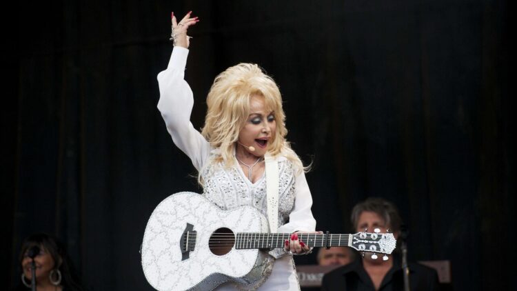 Addio a Dolly Parton, la regina del country aveva 80 anni