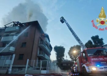 Incendio in appartamento in Brianza, uomo si lancia nel vuoto e muore