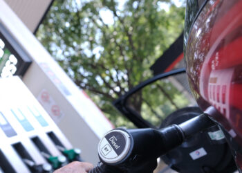Countdown per la stangata delle accise. Spunta una tassa Ue sui profitti dei petrolieri