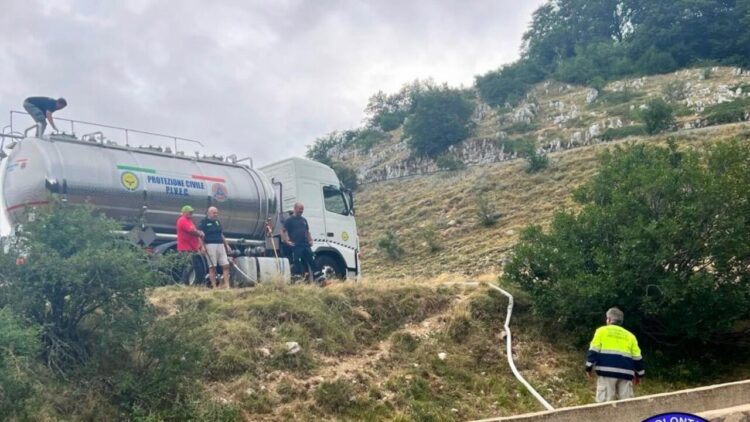 Vasche vuote all’alpeggio, Protezione civile salva animali al pascolo