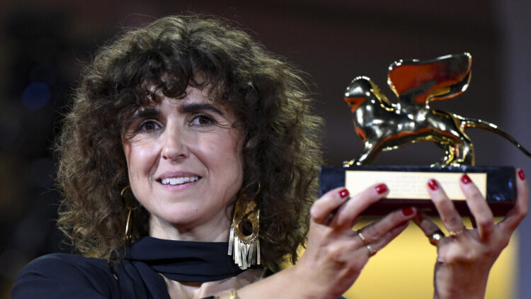Venezia, vince la regista May el-Toukhy, sul palco le guerre con Naza e Dau