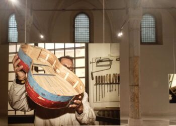 Il legno dei barconi dei migranti diventa musica al Complesso di Donnaregina