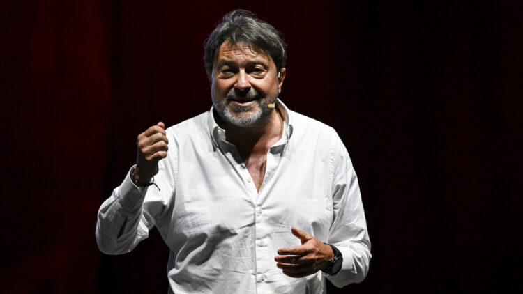 Ranucci torna nella redazione di Report, lungo abbraccio con Di Pasquale