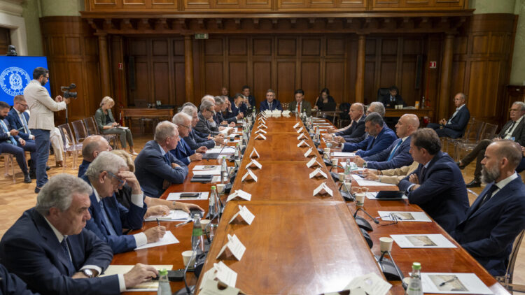 Ex Ilva, governo apre a partecipazione pubblica. Stop ai licenziamenti