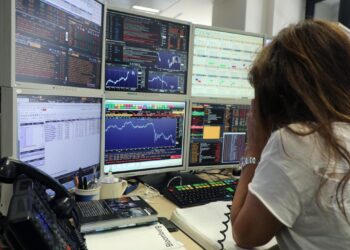 Lo spread frena a 83 punti base, rendimenti al 4,20% dopo i record