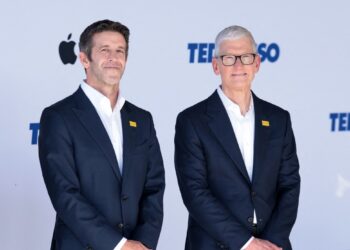 John Ternus nuovo Ceo di Apple, compenso da 58 milioni di dollari: quanto prenderà ora Tim Cook
