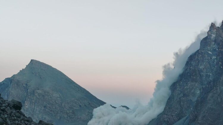 Vasta frana sul Monviso, si cerca un escursionista